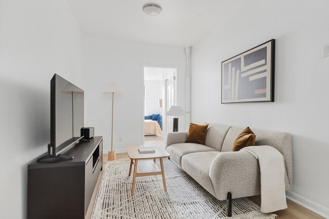 Building Photo - 327 E 10th St