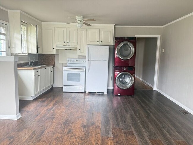 Photo - FOR RENT - 2 Bed Duplex in Madison! Large yard! Pets allowed!