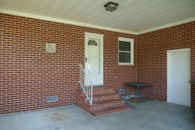 805 W Grubb St