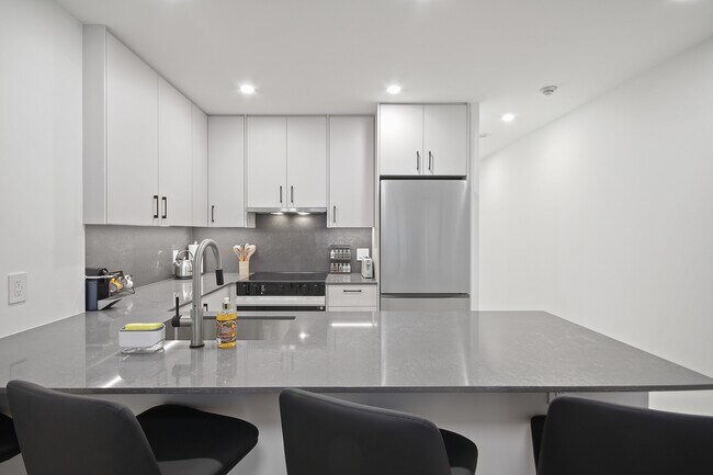 Photo - 208 Queens Quay W