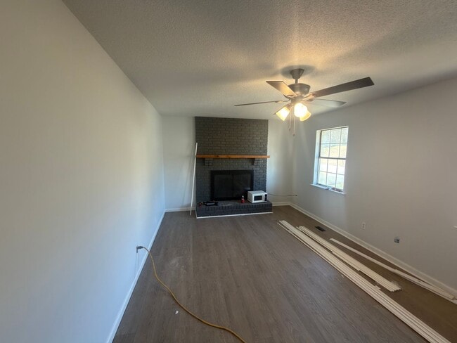 Photo - Spacious 4bd 2b home!