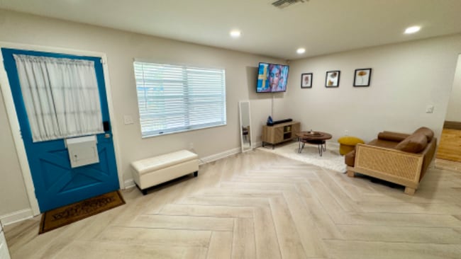 Photo - 232 SE Monroe Cir N
