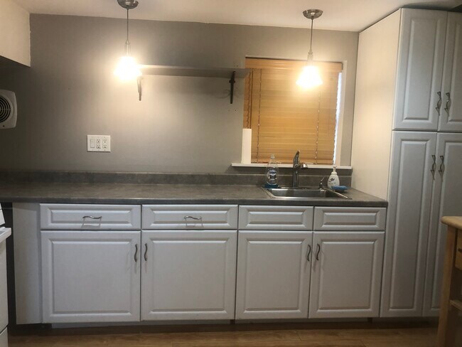 Large Eat in Kitchen - 14 Felix Pl Unidad 1