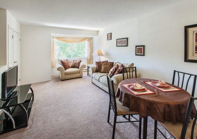 Plano de planta abierta - Holiday Square - 55 And Above