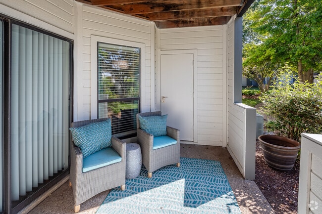 1BR, 1BA - Deluxe - 701SF - Patio