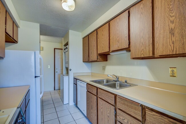 Building Photo - 2 Bed 1 Bath Condo in town Unit 304