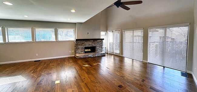 La chimenea está equipada con cableado incorporado para un televisor. - 8710 Park Ln