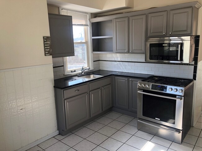 Building Photo - 37 E Passaic Ave Unit 5 Bedroom Apt