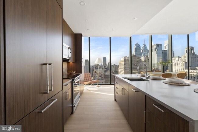 Building Photo - 210 S 12th St Unit PH2C