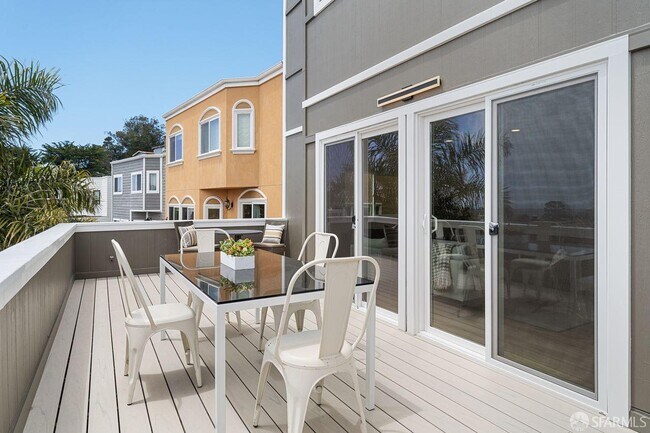 Photo - 628 Los Palmos Dr