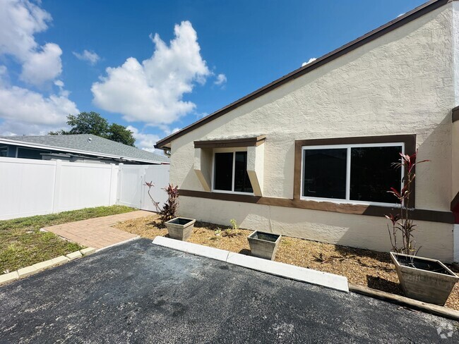 Building Photo - 7221 SW 14th St Rental