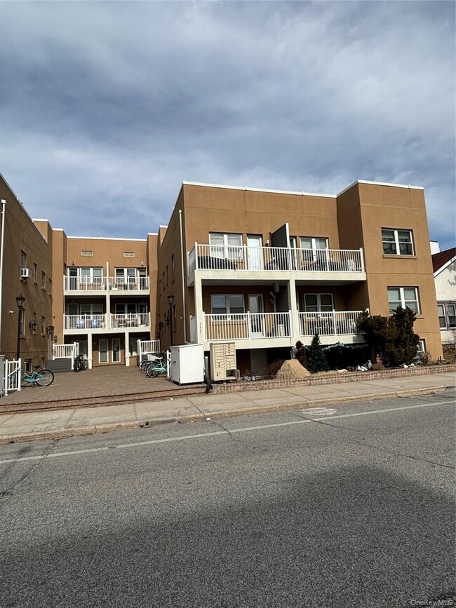 Building Photo - 251-255 W Broadway Unit 203