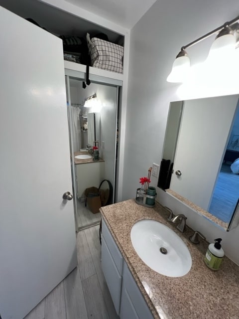 Armario con espejo para baño - 253 W Canada Unidad B