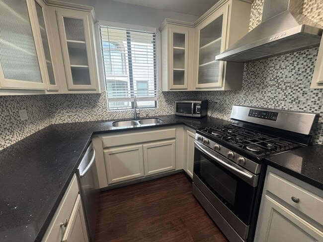 Photo - Renovated 1BR in Long Beach – New Appliances, Big Balcony, Steps from Downtown Unidad 330