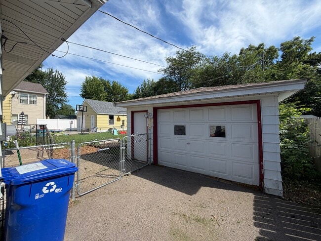 Photo - 2098 Sherwood Ave