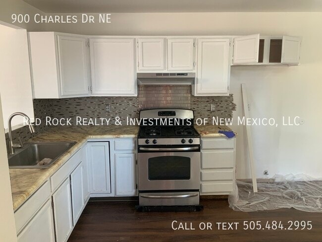 Photo - 900 Charles Dr NE