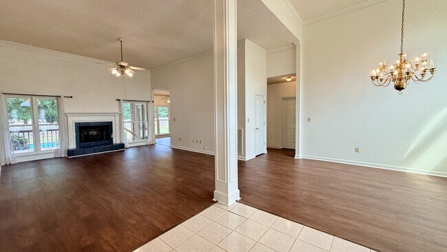 Photo - 113 Nobleton Ln NW