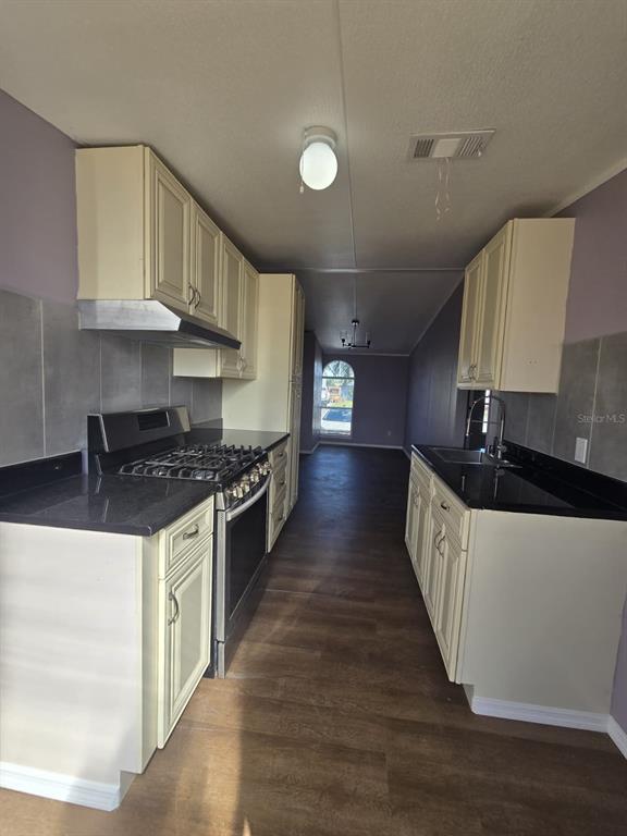 Photo - 617 Lemon St W