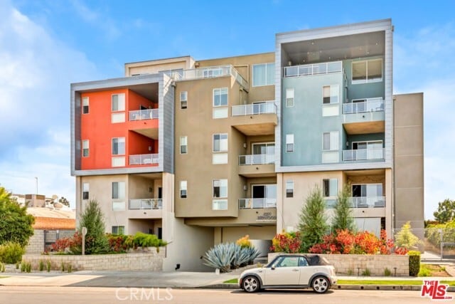 Building Photo - 4211 Redwood Ave Unit 305