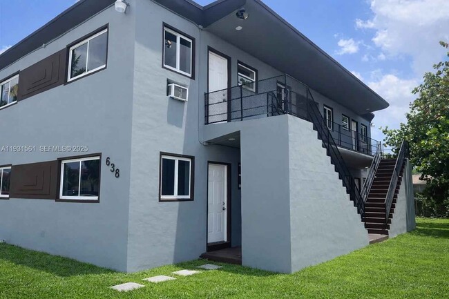 Building Photo - 638 NE 166th St Unit 4