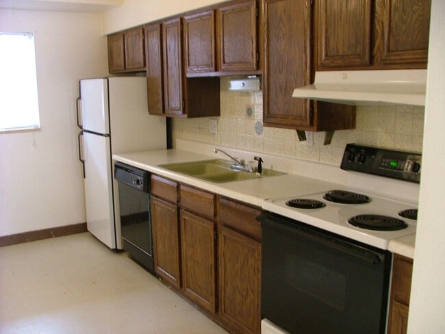 Building Photo - Spacious Garden-Level 2 Bed Near Downtown ... Unit 1409 Utah St  B Rental