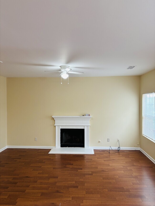 Photo - 4995 Upper Elm St