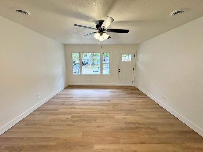 Photo - Newly Remodeled Home near KSU Football Sta...