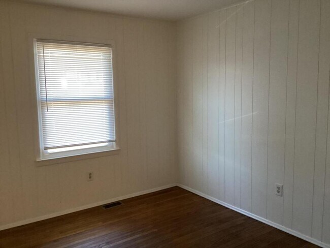 Photo - 242 E 35th St