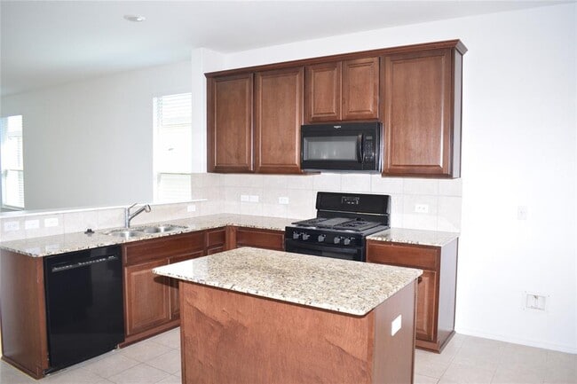Photo - 409 English Oak St