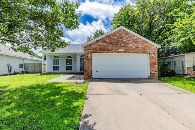 Building Photo - ***1502 Cresent***