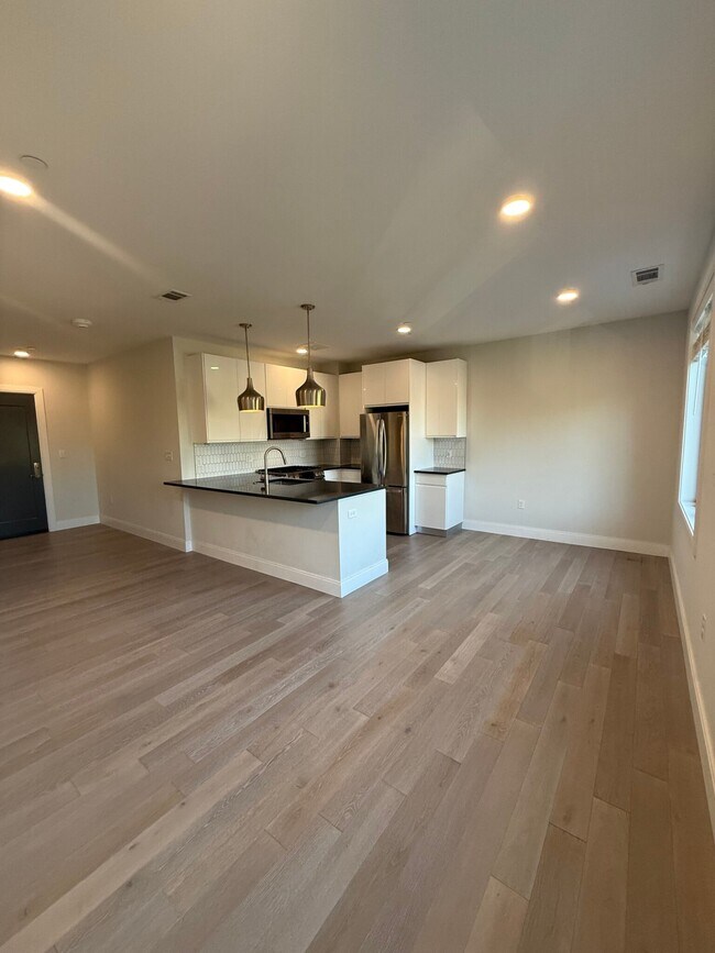 Building Photo - 152 Liverpool St Unit 306