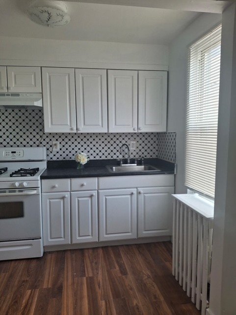 2582 Richmond Ter
