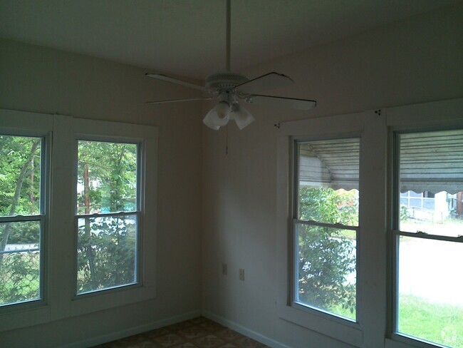 Building Photo - **UPCOMING**4 bedroom / 2 bathroom Home fo...