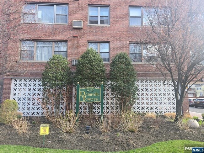 Photo - 275 Hoym St Unit 3G