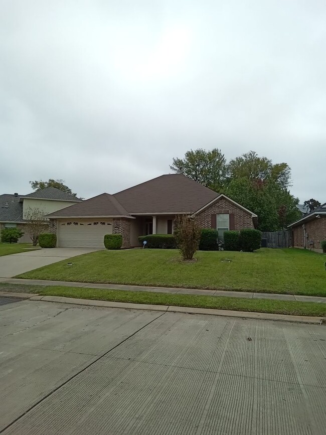 Building Photo - South Bossier Beauty! Rental