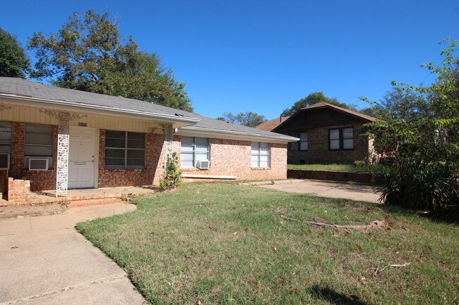 Building Photo - 1424 E Houston St Unit 1424 SERIES 36