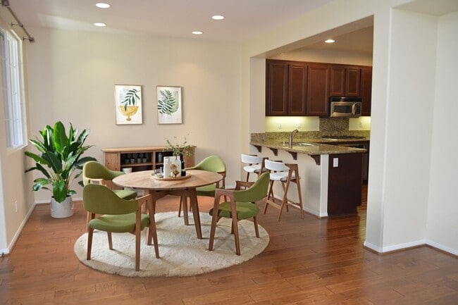 Building Photo - Spacious 3 BD, 3 BA Townhome in Airoso of Carmel Valley!