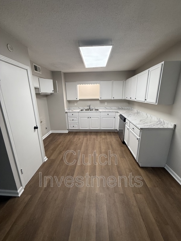 Building Photo - 2935 Briarwood Dr