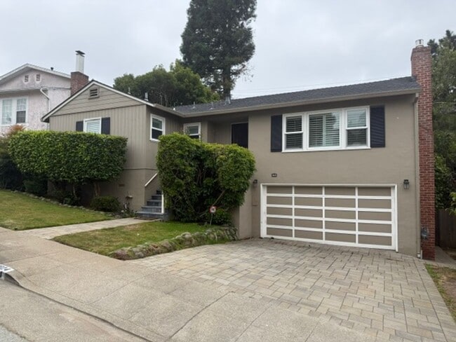 Building Photo - 3824 Fernwood St