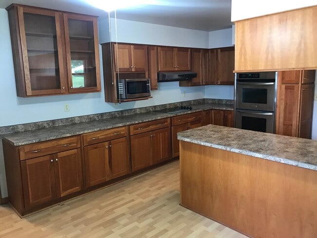 Photo - Large 5 bed 3 bath family home with two se...