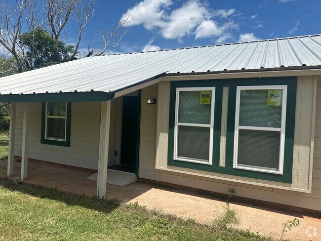 Building Photo - 3 bed 2 bath COMPLETE UPDATE Rental