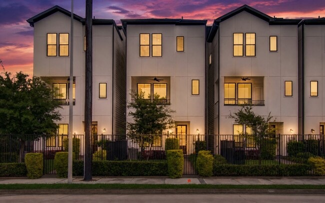 Building Photo - 2818 Grand Fountains Dr