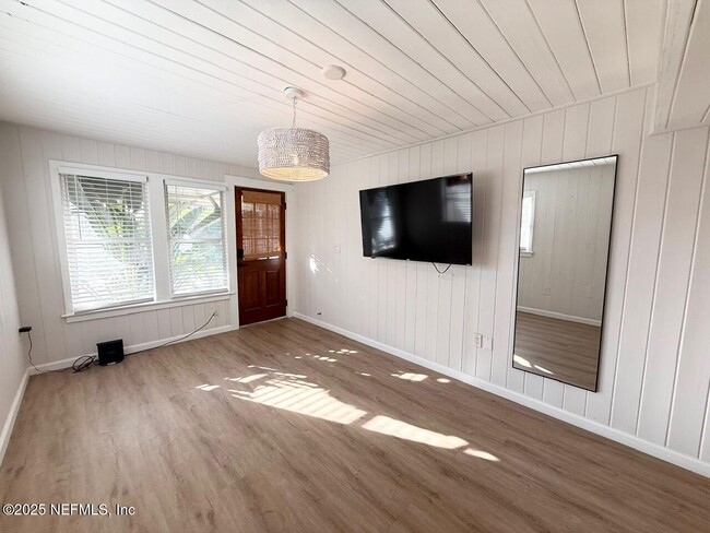 Photo - 811 2nd St S