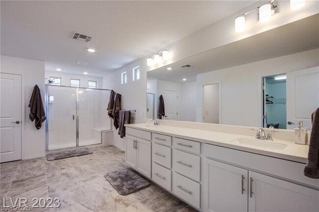 Photo - 8307 Red Lily St