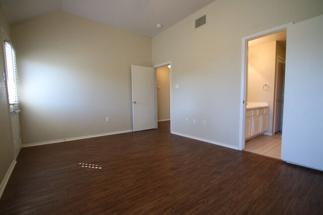 Photo - 105-107 Brazos Ln