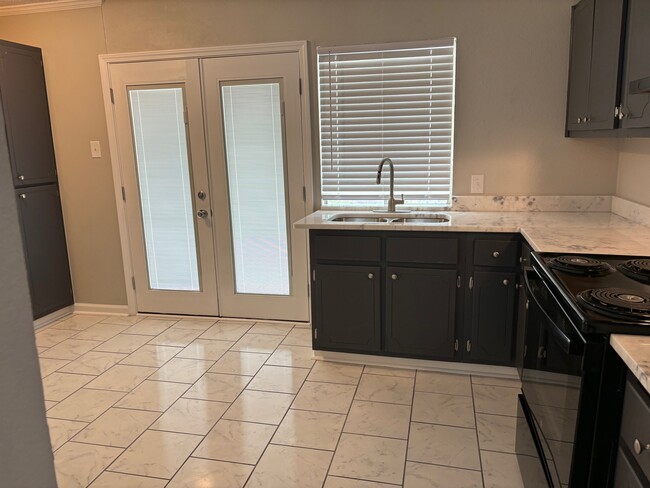 Photo - 145 Courtaulds Ave