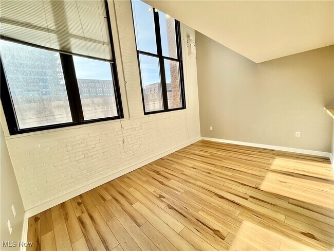 Photo - 1133 W 9th St Unit 321