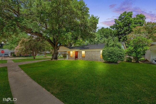 Building Photo - Stunning home located in the heart of Boss...