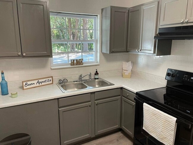 Photo - Old Shell Commons