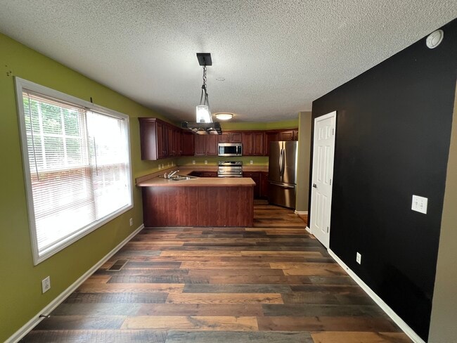 Photo - 450 Winding Bluff Way